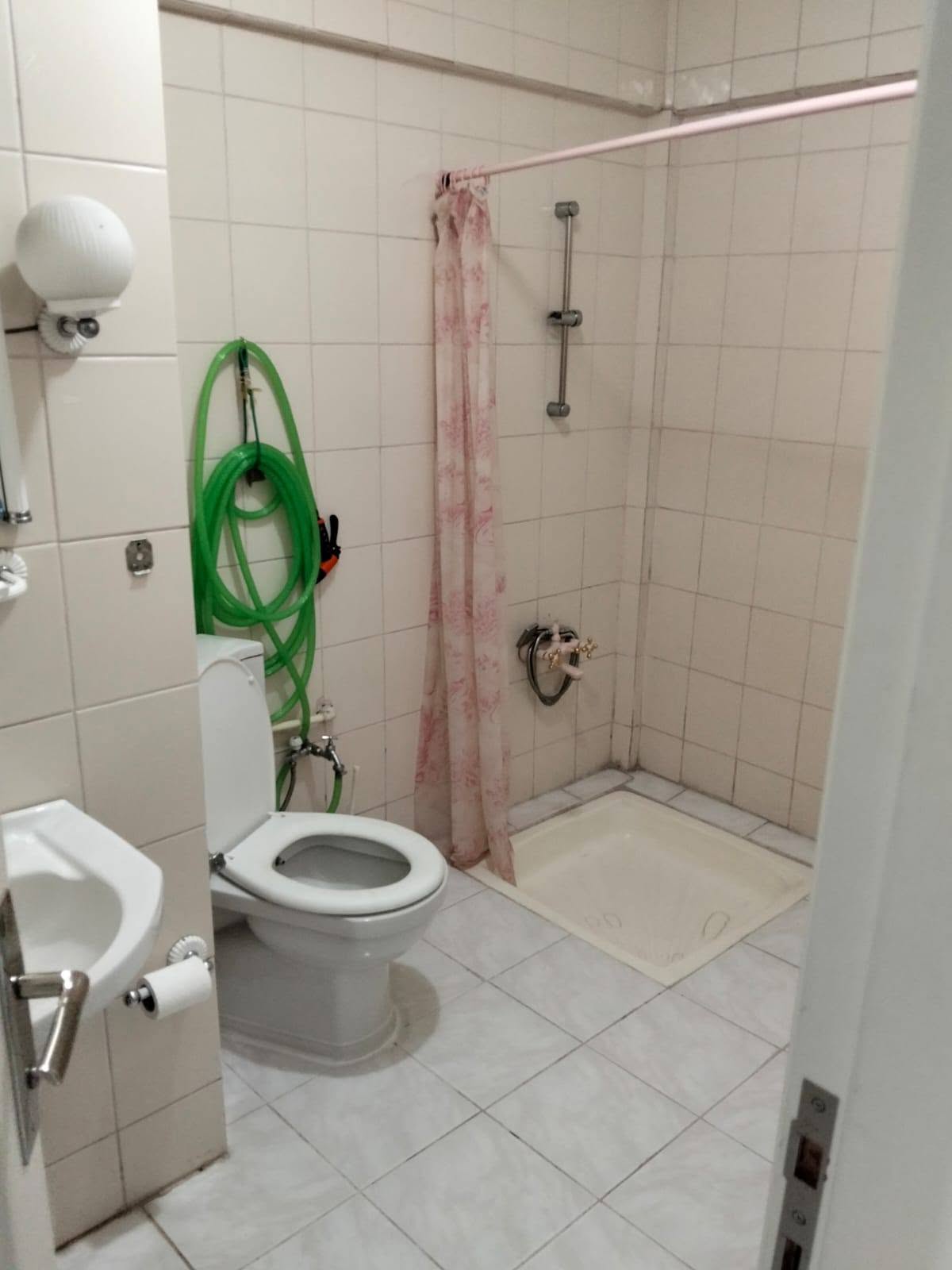 Tuvalet ve gider bağlantısının bulunduğu alan