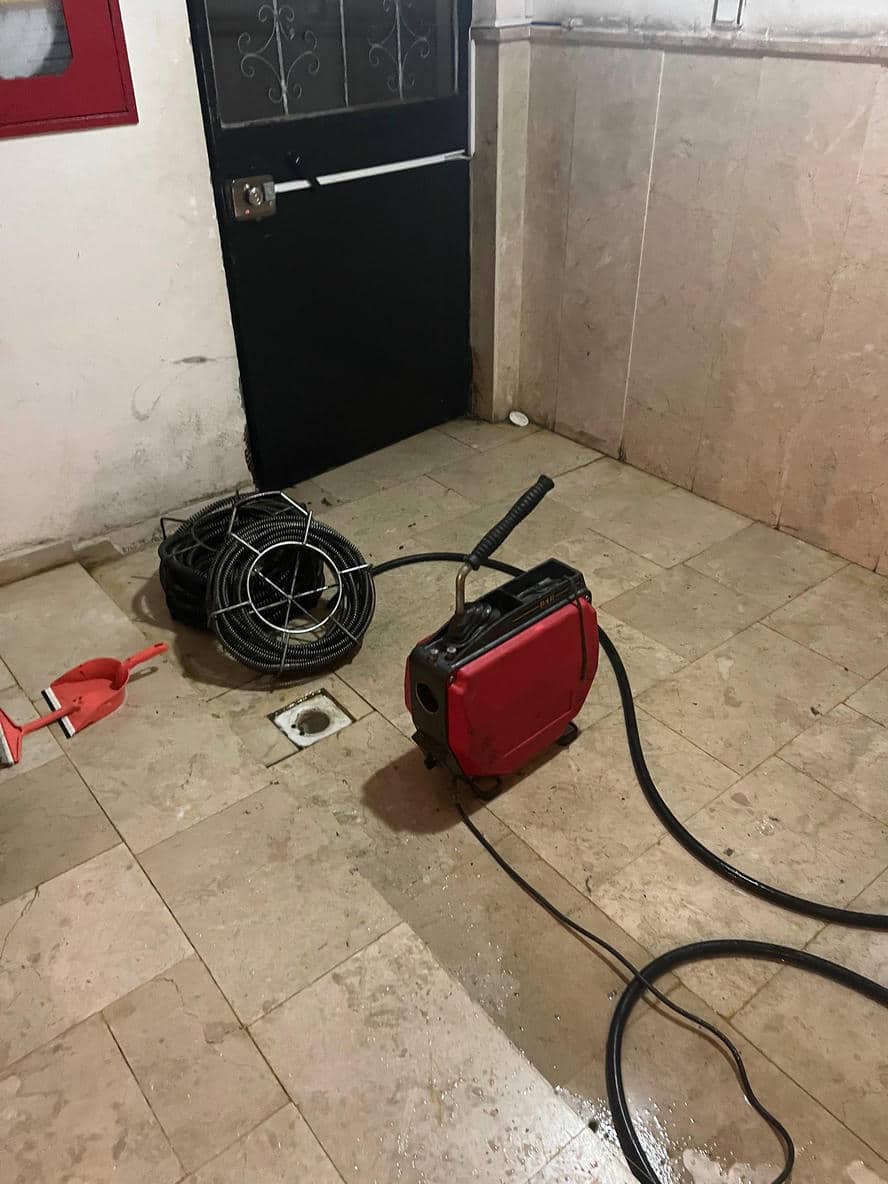Yer süzgeci yanında mekanik açma ekipmanı
